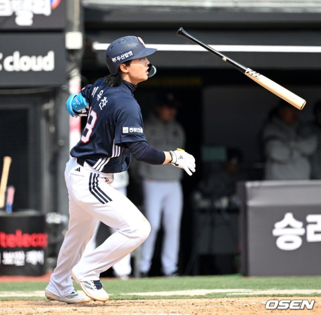 Lee Yoo Chan của Doosan đang đánh cú đúp với 3 điểm đánh trúng bóng trong hiệp thứ 5 của trận đấu với KT vào ngày 23. /Ảnh = OSEN