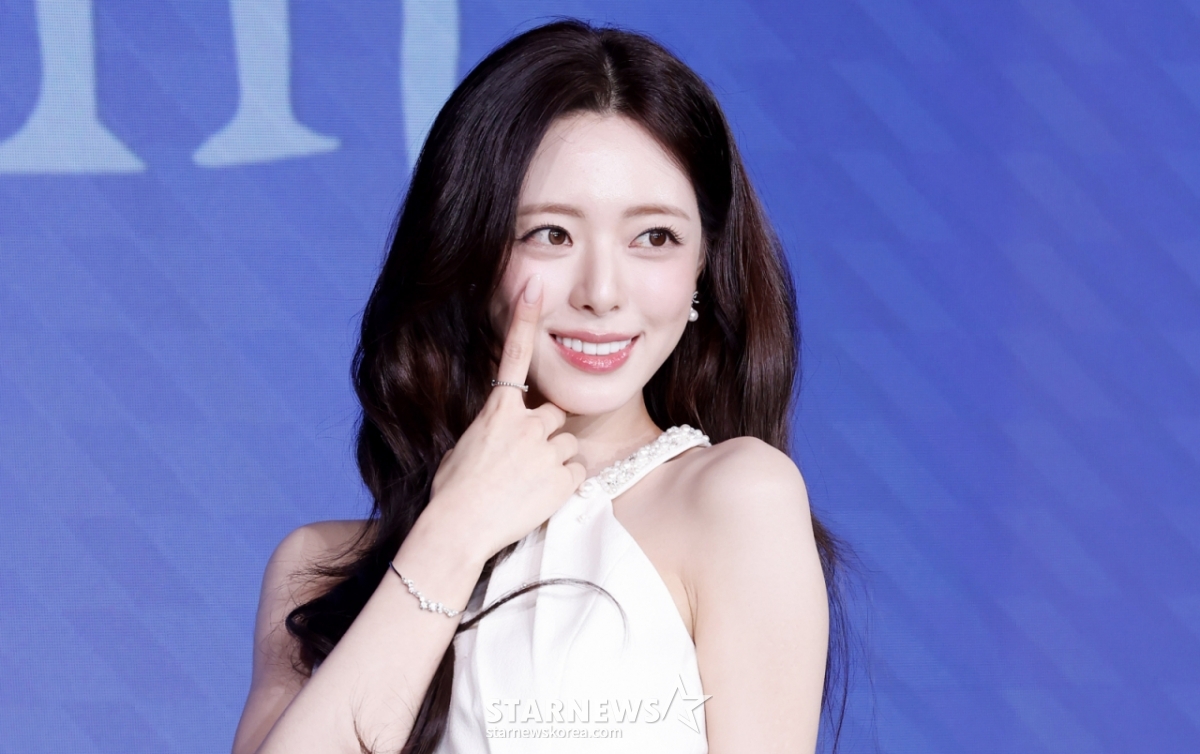 23日下午,在首尔广津区普尔曼大使首尔东波尔举行的个人出道专辑《冰淇淋》发行纪念记者见面会上,金惠珍记者=ITZY组合ITZY UNA正在展示亮点舞蹈。 =金惠珍 jini@newsis.com 。