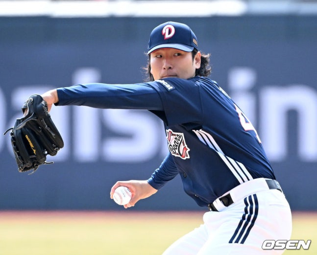 Квак Бин бросает мяч в матче против КТ 23-го числа. /Фото = ОСЕН