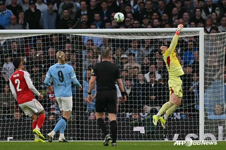 Kepa Arrizabalah (right) misses a cross. /AFPBBNews=News1