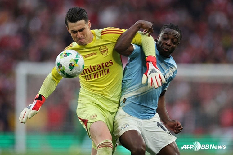 Kepa Arrizabalah (left) is competing for the ball. /AFPBBNews=News1