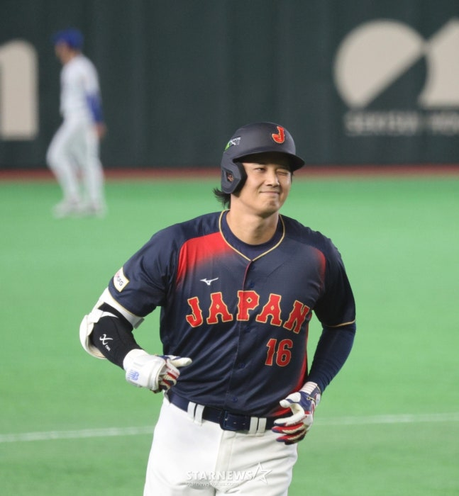 台湾戦で満塁ホームランを打った後、セレモニーをしている大谷。 /写真=姜永祚（カン·ヨンジョ）先任記者