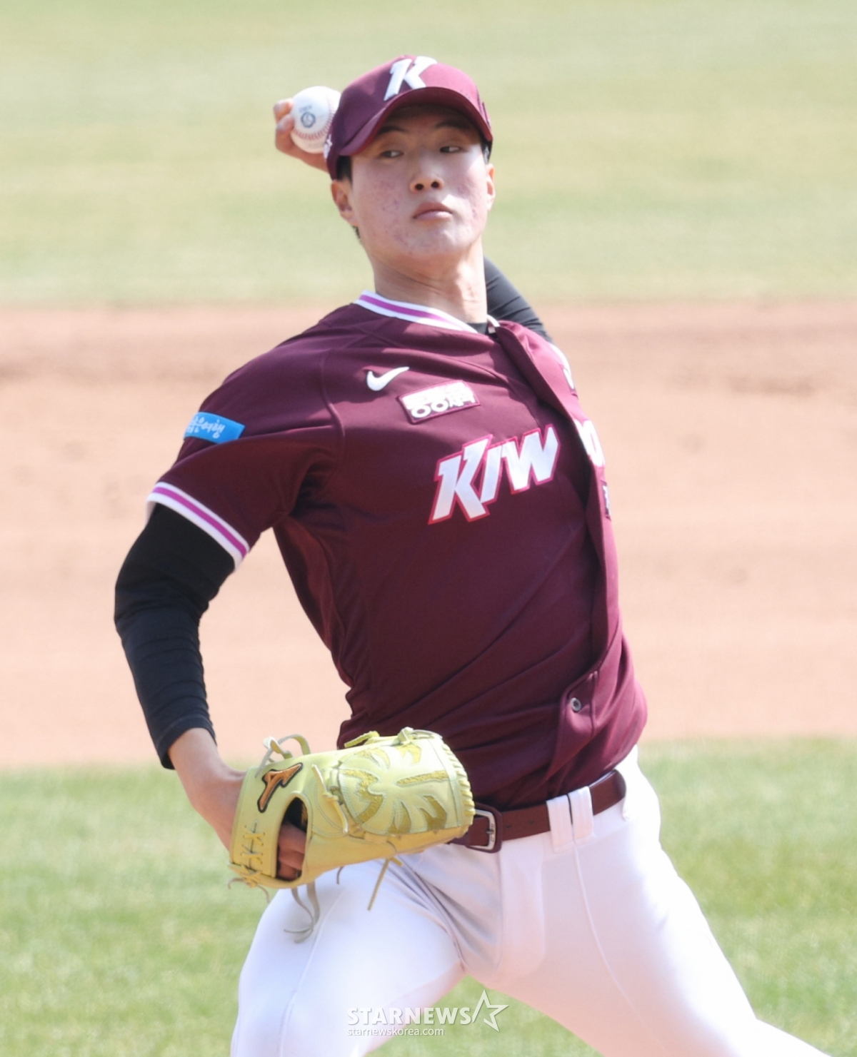 The 2026 Shinhan SOL Bank KBO League exhibition game LG Twins vs Kiwoom Heroes was held at Jamsil Baseball Stadium in Seoul on the 23rd.  Kiwoom Park Joon-gun is pitching hard. /Photo = Senior Reporter Kim Jin-kyung