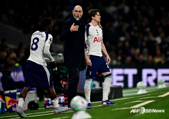 Huấn luyện viên Igor Todor (giữa) đang khuyến khích các cầu thủ. /AFPBBNews = Tin tức 1