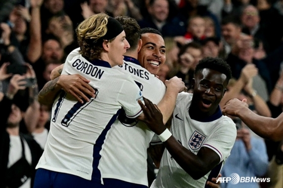 delighted England players. /AFPBBNews=News1