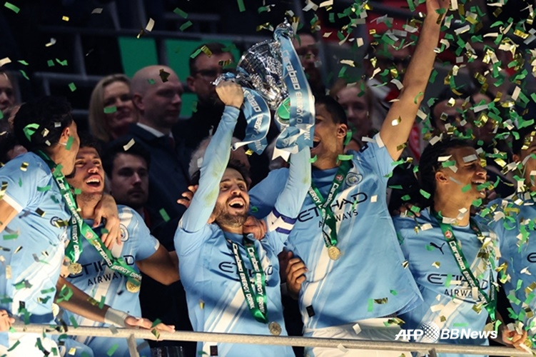 Manchester City players are celebrating their victory in the "2025-2026 English Football League (EFL) Carabao Cup" against Arsenal at Wembley Stadium in London on the 22nd (Korea time). /AFPBBNews=News1