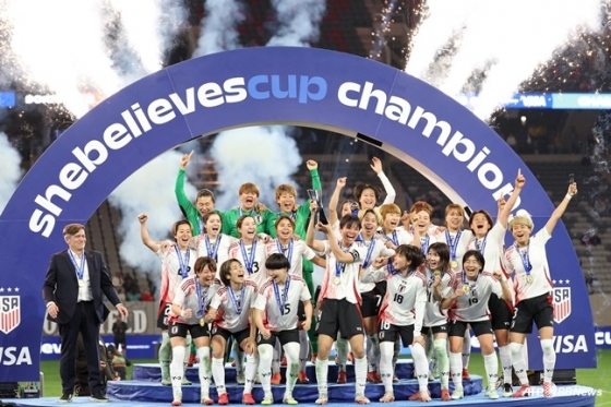 Женская сборная Японии проводит церемонию победы в Кубке Ши Билибса. Режиссер Нильс Нильсен (слева) радуется вместе. /AFPBBNews =Новости 1