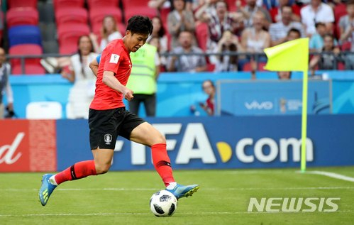 ソン·フンミンが2018年6月27日(現地時間)、ロシアのカザンアリーナで行われた2018ロシアW杯グループF組第3戦の韓国-ドイツの試合、韓国のソン·フンミンが後半2番目のゴールを決めている。/写真=ニューシス