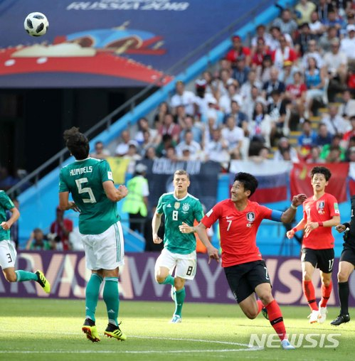 孫興民（ソン·フンミン、右）。 /写真=ニューシス