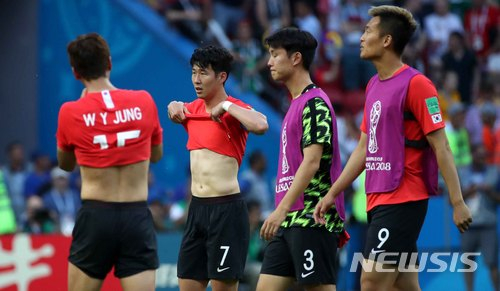ドイツ戦後、残念がる韓国選手たち。 /写真=ニューシス