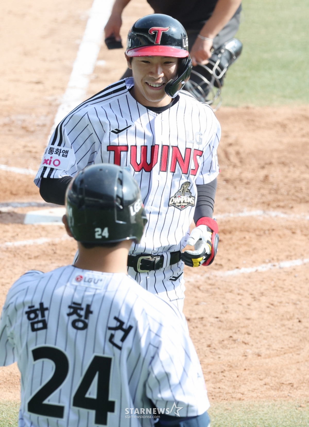 23日，2026新韩SOL Bank KBO联赛表演赛LG Twins对Kiwoom Heroes的比赛在首尔蚕室棒球场举行。  LG队的姜珉均在第7回合末在2人出局的情况下，以Kiwoom投手吴锡柱为对象，继宋灿义之后，击出了左越1分本垒打，正在回本垒打。 =照片=金镇京。