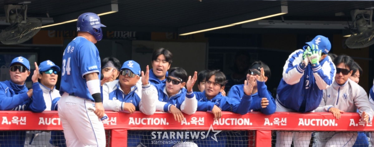 16日，三星3号崔炯宇在仁川SSG兰德斯球场举行的2026职业棒球表演赛SSG兰德斯队和三星狮子队比赛第4回合初以安打出垒后，在后续击球时得分，球员席的后辈们正在热烈欢迎。 =2026.03.16/照片:高级记者姜英祖