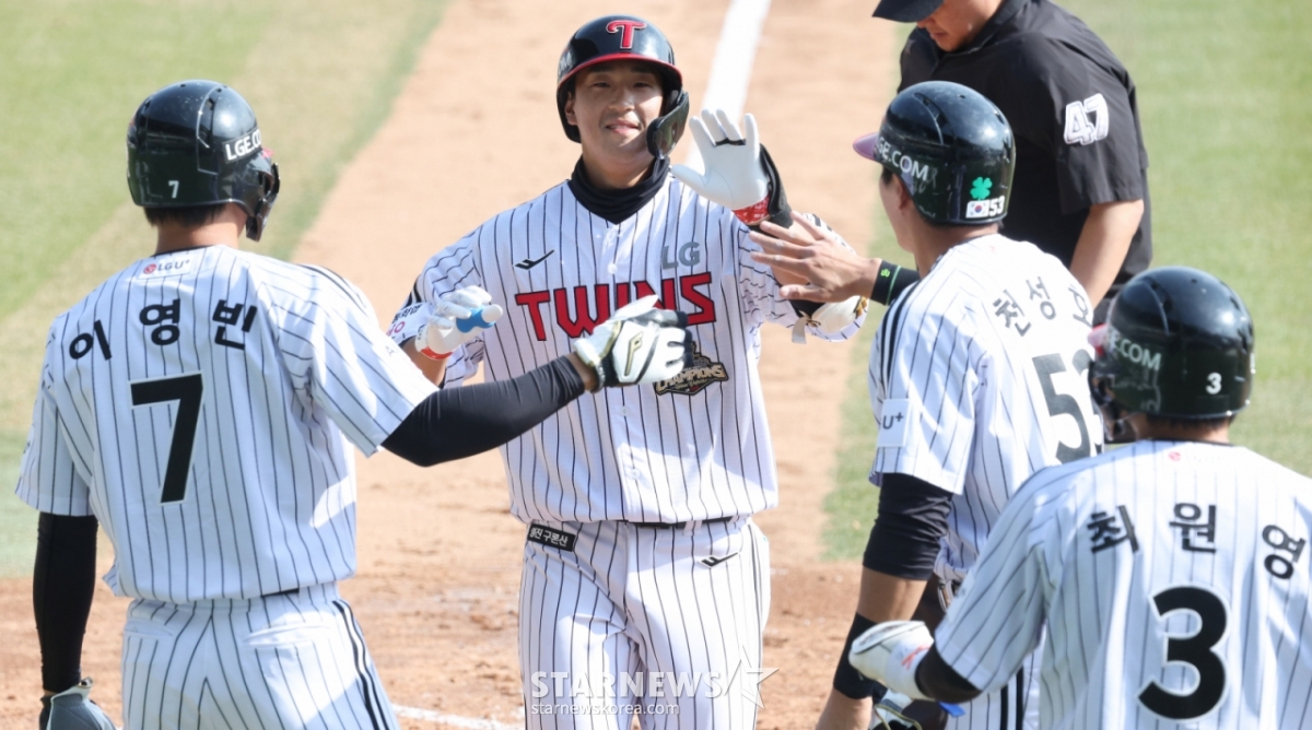 23日，2026新韩SOL Bank KBO联赛表演赛LG Twins对Kiwoom Heroes的比赛在首尔蚕室棒球场举行。  图为，LG队的宋灿义在第8回合末2人出局满垒的情况下，击出满垒本垒打，正在返回本垒。 =照片=金镇京。