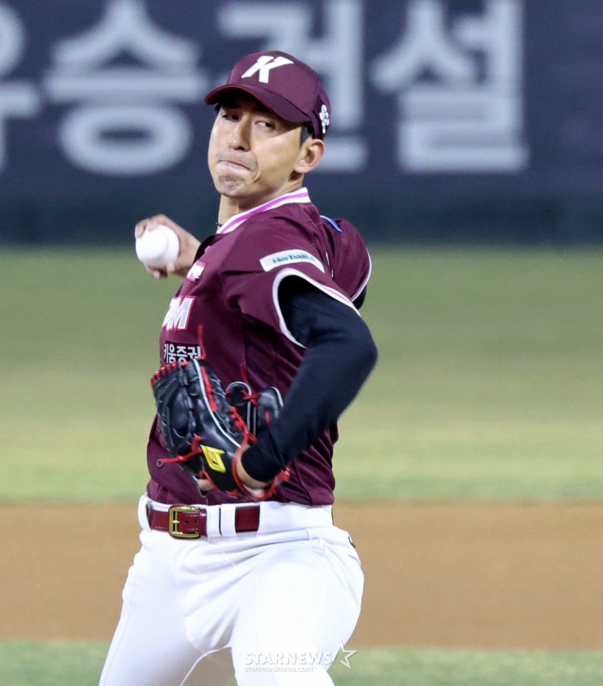 22日,在兰德斯球场举行的2016职业棒球季前赛SSG兰德斯队和Kiwoom英雄队的比赛第7回合末,Kiwoom Asia配额Yuto正在等闲着。  =图为，2026.03.22。