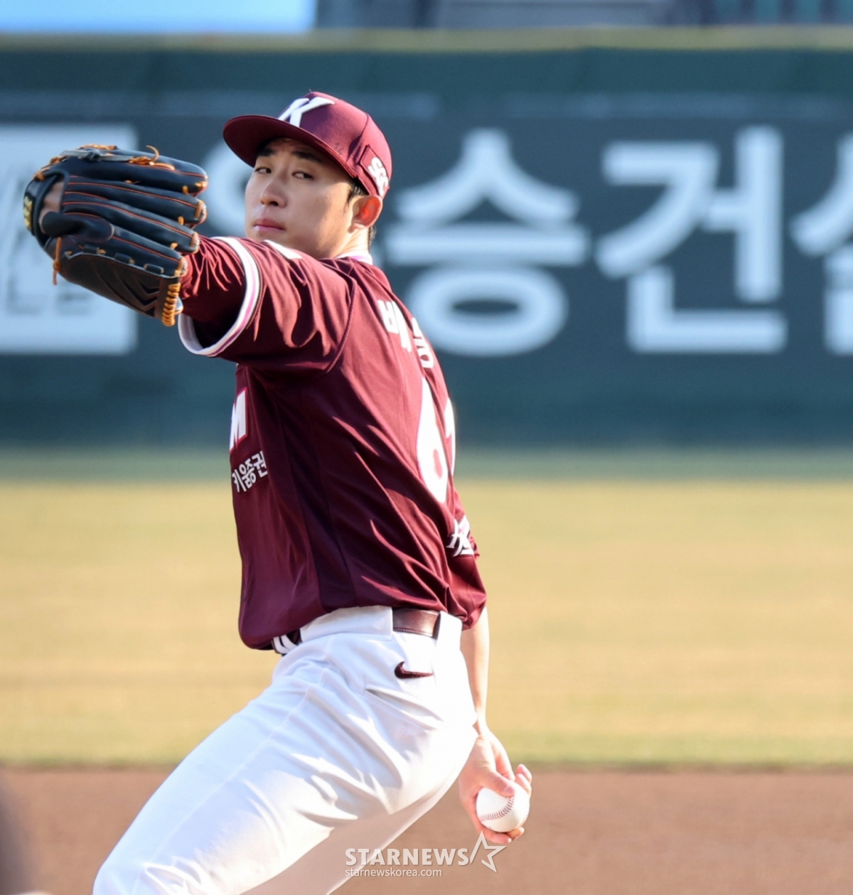 Kiwoom右腕投手裴东贤22日在兰德斯球场举行的1016职业棒球表演赛SSG兰德斯和Kiwoom英雄队的比赛中首发出场,正在奋力投球。  =仁川 ｜ 姜永祚记者。