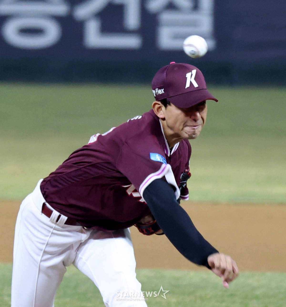 22日,在兰德斯球场举行的2016职业棒球季前赛SSG兰德斯队和Kiwoom Heroes队的比赛第7回合末,Kiwoom Asia配额Yuto正在等闲置。  =图为，2026.03.22。