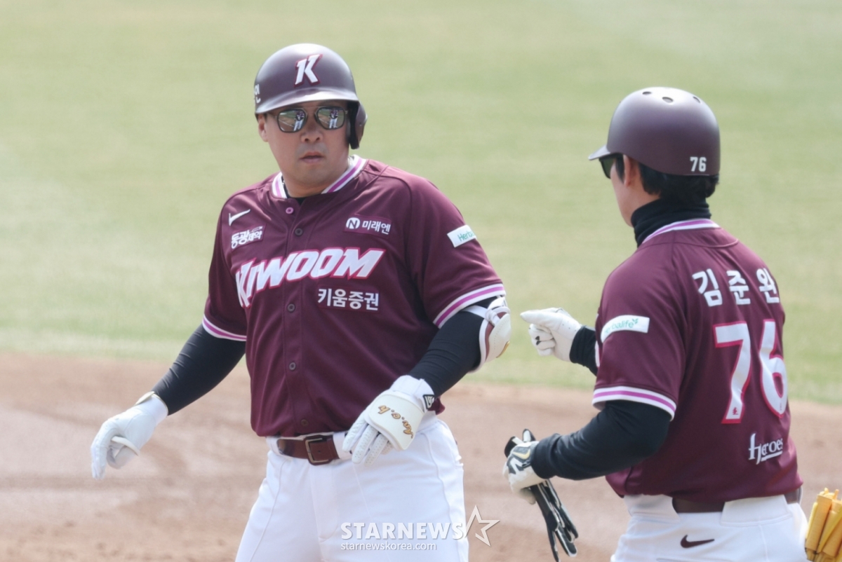 2026新韓（シンハン）SOLBankKBOリーグオープン戦「LGツインズ対キウムヒーローズ」の試合が23日、ソウル蚕室（チャムシル）野球場で行われた。  キウムのアン·チホンが9回表、無死1塁で内野安打を放って出塁した後、キム·ジュンワンコーチの歓迎を受けている。 /写真=キム·ジンギョン待機者
