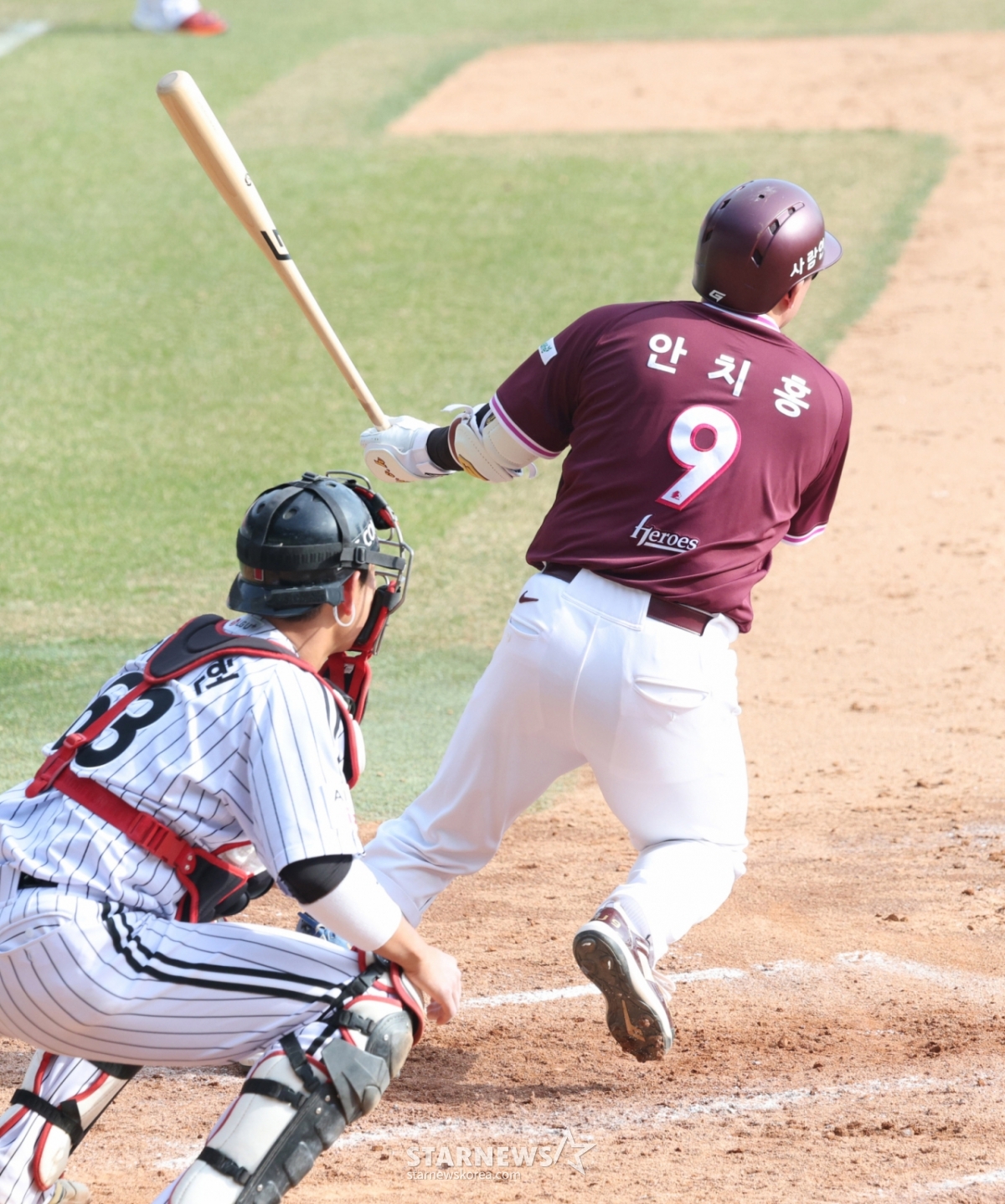 2026新韓（シンハン）SOLBankKBOリーグオープン戦「LGツインズ対キウムヒーローズ」の試合が23日、ソウル蚕室（チャムシル）野球場で行われた。  キウムのアン·チホンが9回表、無死1塁で内野安打を放っている。 /写真=キム·ジンギョン待機者