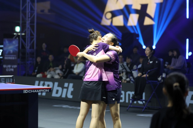 2026ドゥナム·プロ卓球リーグシリーズ1女子ダブルス優勝組のヤン·ハウン-チ·ウンチェが喜んでいる。 /写真=プロ卓球連盟提供