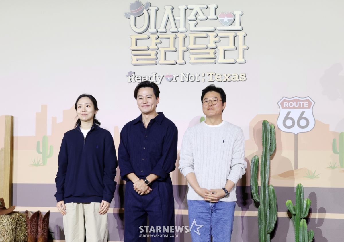Producer Kim Ye-seul, actors Lee Seo-jin and Na Young-seok pose at the production presentation of the Netflix entertainment "Lee Seo-jin's Dalla" held at CGV I'Park Mall in Yongsan-gu, Seoul on the 24th. /2026.03.24 / Photo = Kim Hwi-seon hwijpg@