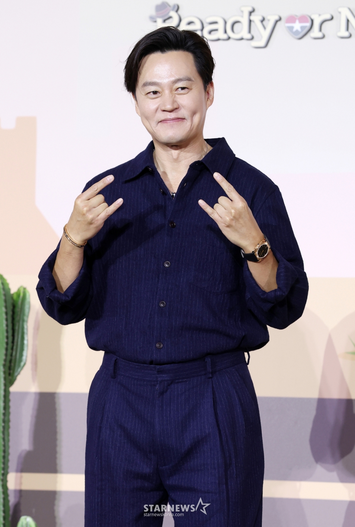 Ngày 24/4, diễn viên Lee Seo Jin đang tạo dáng tại buổi họp báo ra mắt chương trình giải trí Dalla Dalla của Netflix diễn ra tại CGV IPark Mall, quận Yongsan, Seoul. /2026.03.24 /Ảnh = Kim Hwi Sun hwijpg@