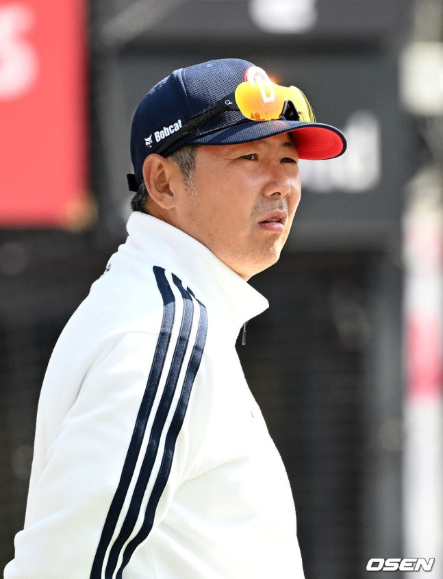 Ким Вон Хён, тренер Дусан, смотрит на игроков перед показательным матчем с KT 23-го числа. /Фото = ОСЕН
