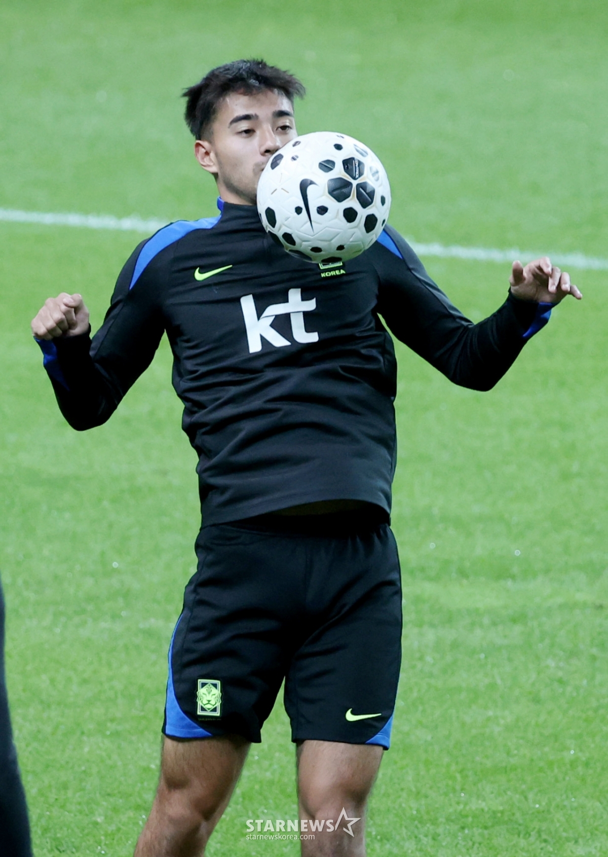 サッカー代表チームで練習中のイェンス·カストロフ。/写真=キム·ジンギョン待機者