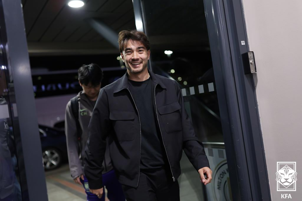 男子サッカー代表チーム初の外国生まれの混血選手であるイェンス·カストロフが24日、英国ミルトンキンスに到着し、代表チームに合流している。 /写真=大韓サッカー協会提供