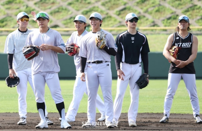 KT Wiz held a spring camp schedule at Uruma Kushikawa Baseball Stadium in Okinawa Prefecture, Japan on February 26. Infielders including Lee Kang-min (fourth from right) are training for defense. /Photo = Senior Reporter Kim Jin-kyung