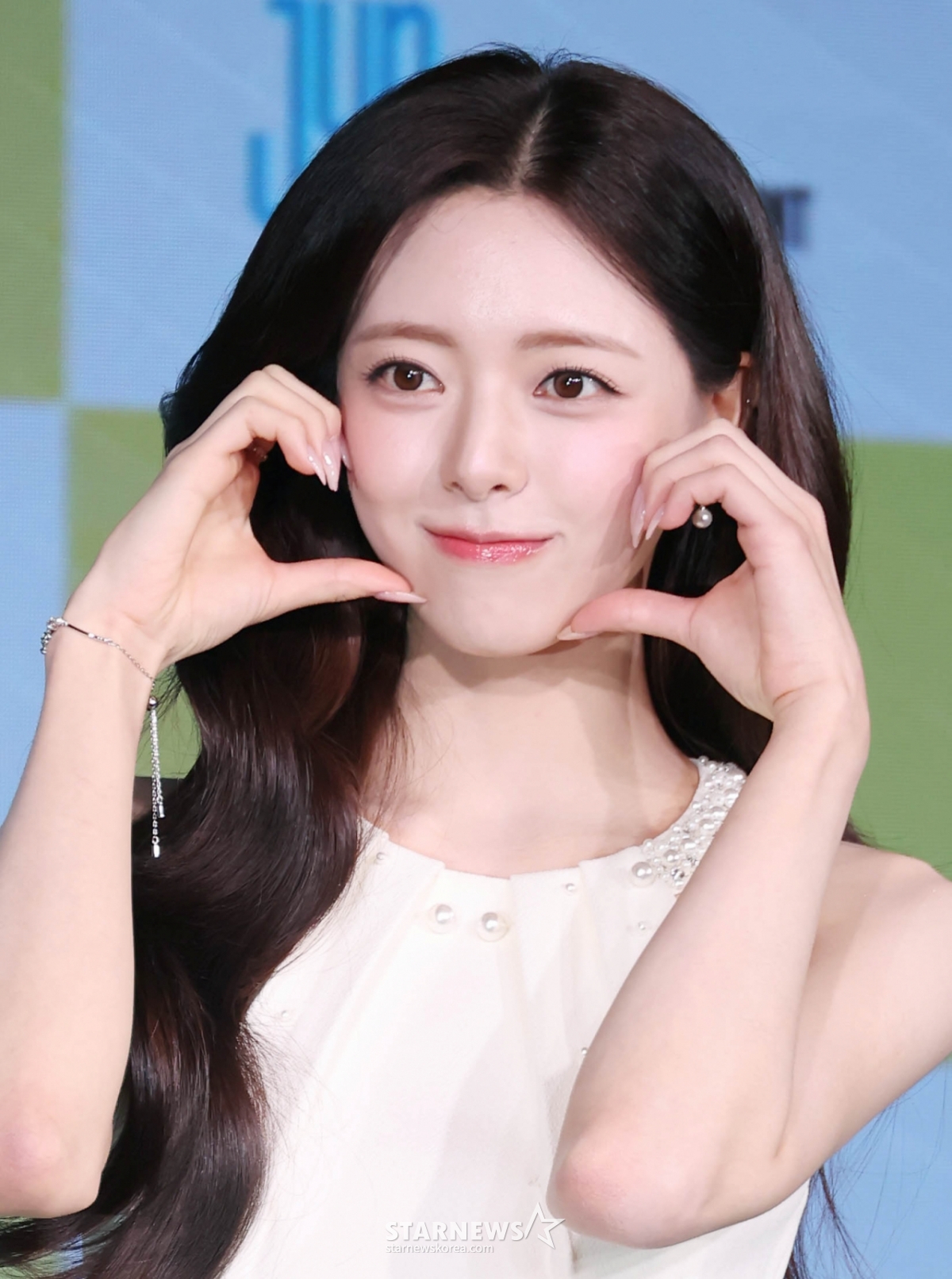 Ngày 23/4, Yuna (ITZY) đang tạo dáng trong buổi họp báo phát hành solo debut album Ice Cream diễn ra tại khách sạn Fulman Ambassador Seoul East Pol ở phường Guui, quận Gwangjin, Seoul. /2026.03.23 /Ảnh = Photoguy@ Lee Dong Hoon