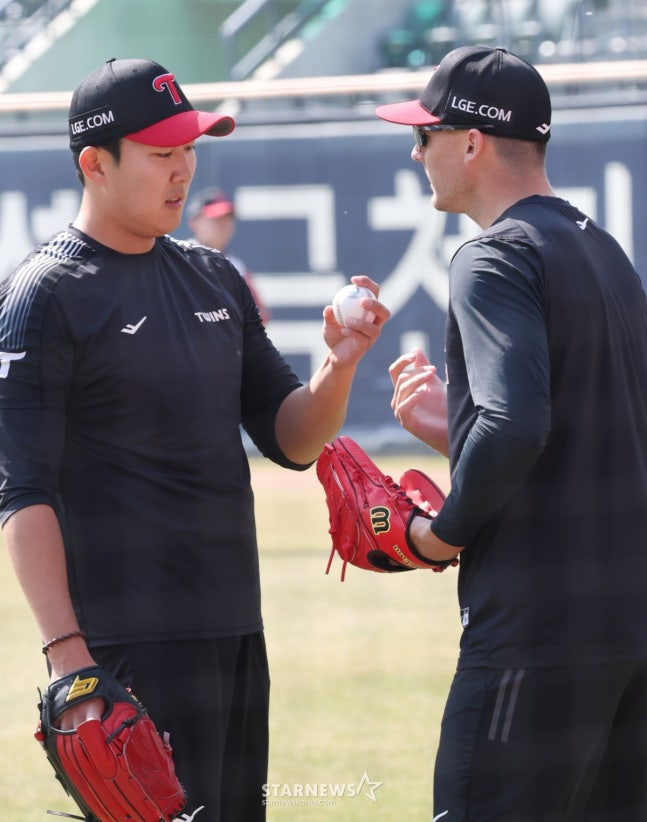 图为孙周英（左）和托尔赫斯特（tolhurst）正在交谈。 =照片=金镇京。