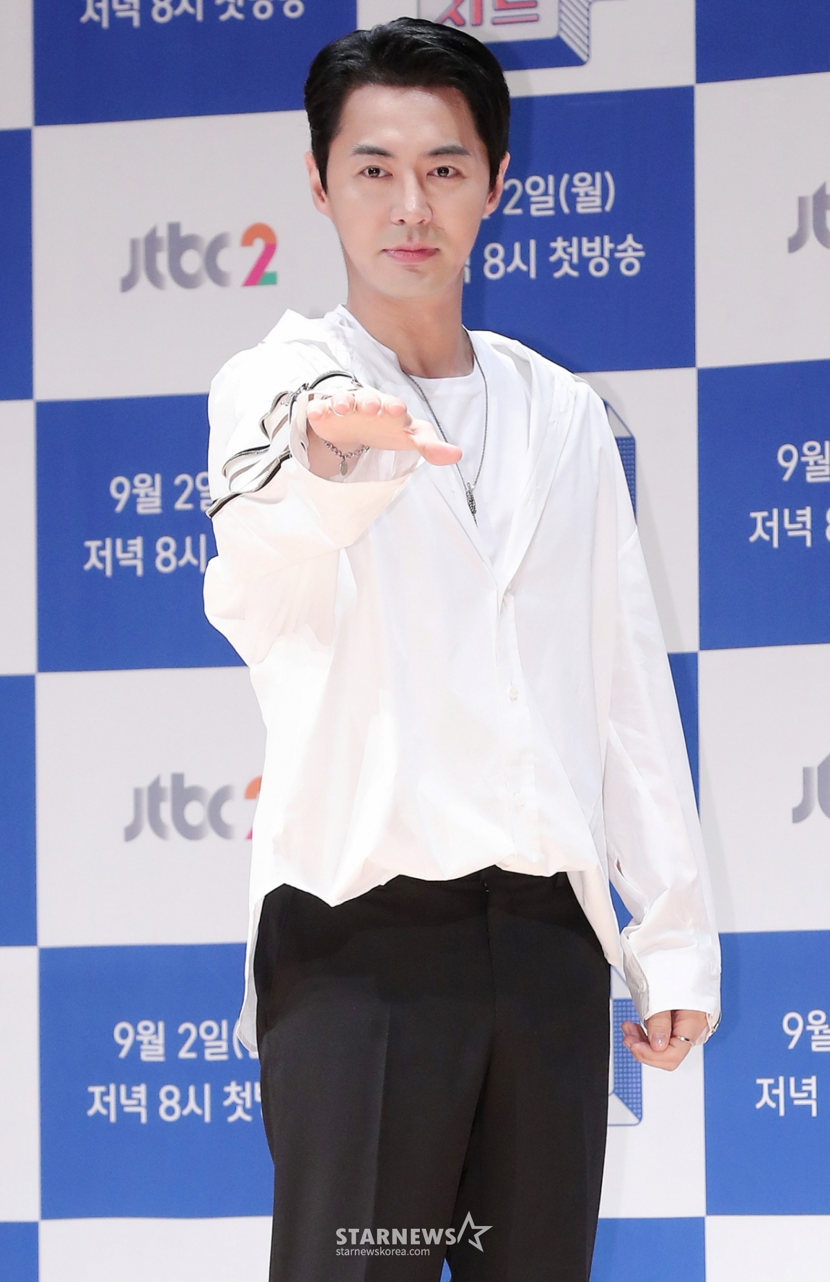 &nbsp;Sáng 4/4, Jeon Jin (SHINHWA) đang tạo dáng tại buổi họp báo ra mắt chương trình giải trí Hogu Chart (JTBC) diễn ra tại trụ sở JTBC phường Sangam, quận Mapo, Seoul. /2019.09.04