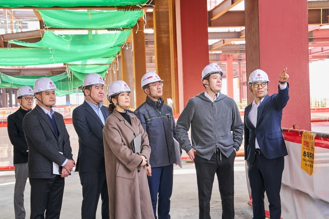 Shinsegae Group Chairman Chung Yong-jin (second from right) visits the construction site of the Cheongdom Baseball Stadium in Seo-gu, Incheon, on the 23rd. /Photo = Courtesy of SSG Landers