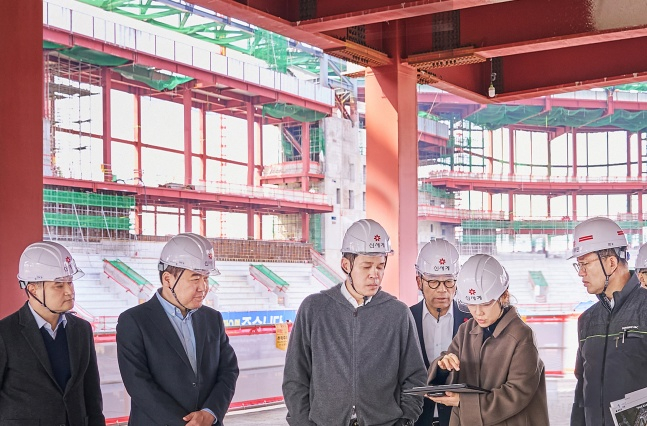 Shinsegae Group Chairman Chung Yong-jin (center) visits and inspects the construction site of the Cheongdom Baseball Stadium in Seo-gu, Incheon, on the 23rd. /Photo = Courtesy of SSG Landers