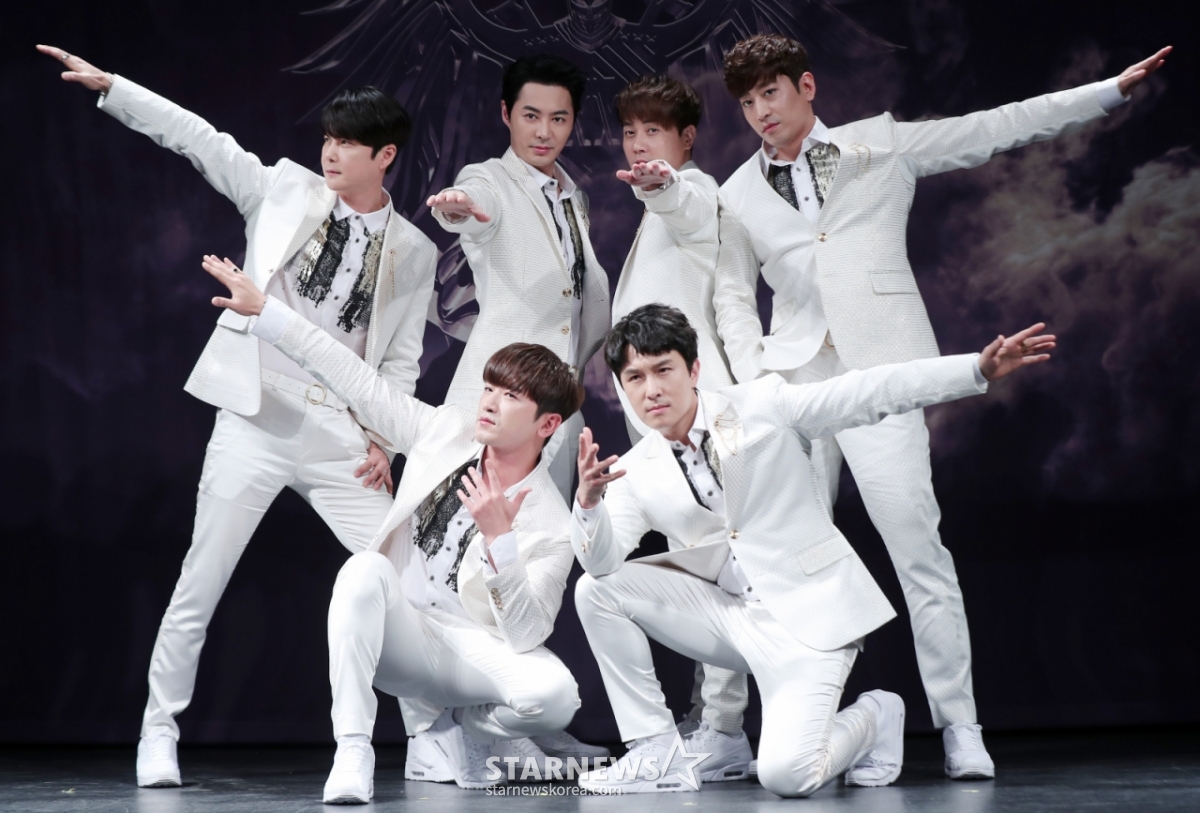 The group Shinhwa poses at a press conference for "SHINHWA TWENTY FANPARTY "ALL YOUR DREAMS" to commemorate the 20th anniversary of its debut at the Muse Live of Olympic Hall in Bangi-dong, Songpa-gu, Seoul on the afternoon of the 25th. 2018.03.25/Photo by Kim Chang-hyun = Reporter chmt@