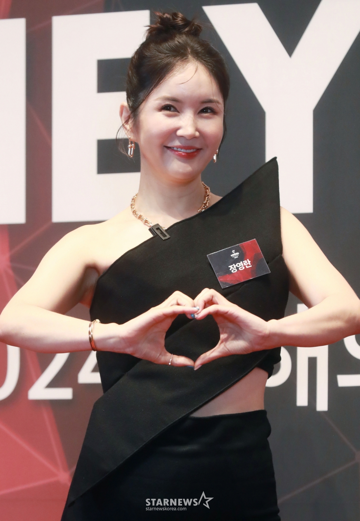 Chiều 3/5, nghệ sĩ truyền hình Jang Young Ran đang tạo dáng tại sự kiện Photo Wall 'Giải thưởng thương hiệu của năm' diễn ra tại khách sạn Shilla ở Seoul. /2024.09.03 /Ảnh = Lee Dong Hoon