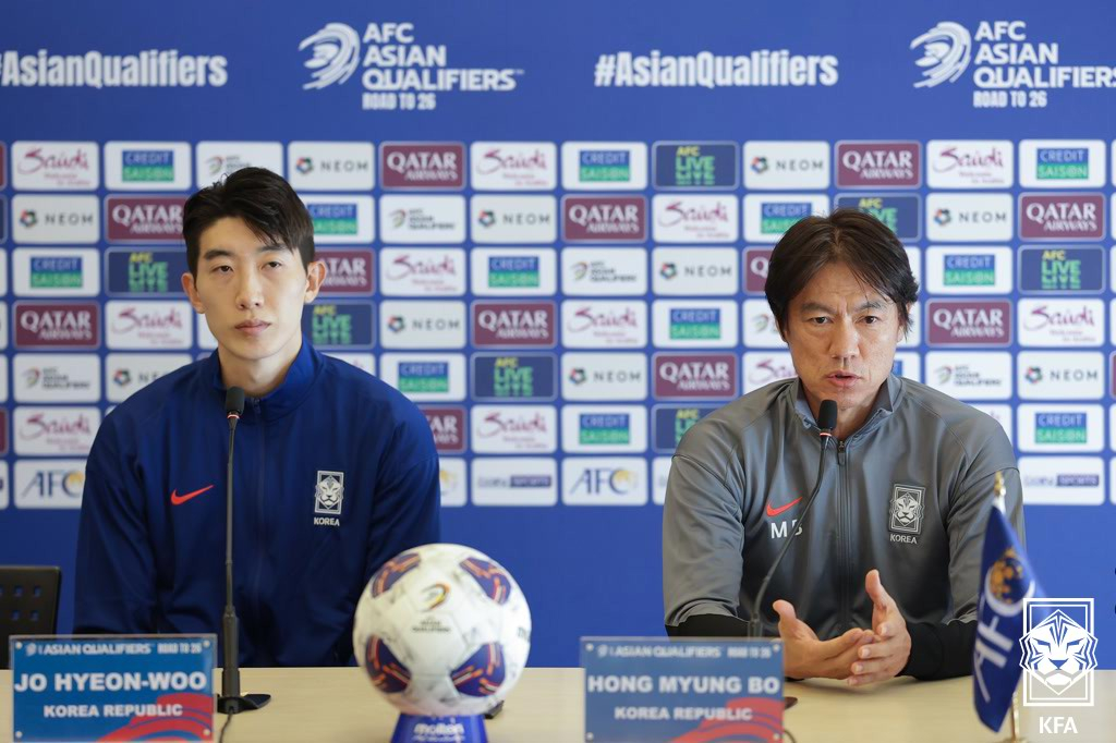 Cho Hyun-woo (left) and Hong Myung-bo, coach of the national soccer team. /Photo = Courtesy of the Korea Football Association