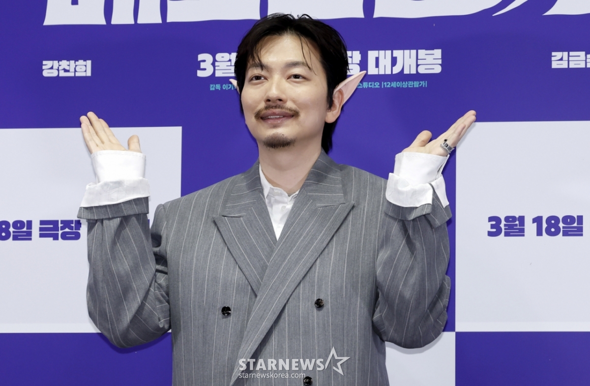 [Сеул = Ньюсис] Репортер Ким Хе Чжин = Актер Ли Дон Хви позирует на премьере фильма «Медленная игра» (режиссер Ли Ки Хёк) в Megabox COEX в Каннамгу, Сеул, днем 13-го числа. 2026.03.13. jini@newsis.com / Фото=Ким Хеджин