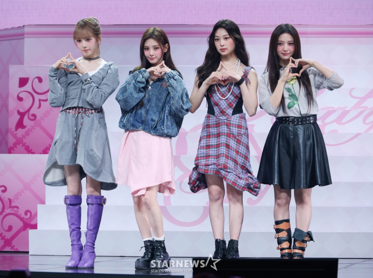 Девушки-группы Baby DONTcry позируют на витрине в честь выхода первого мини-альбома AFTER CRY, который состоялся на Blue Square в Йонсан-гу, Сеул, 24-го числа. /2026.03.24 /Фото = Ли Дон Хун Фотогуи@