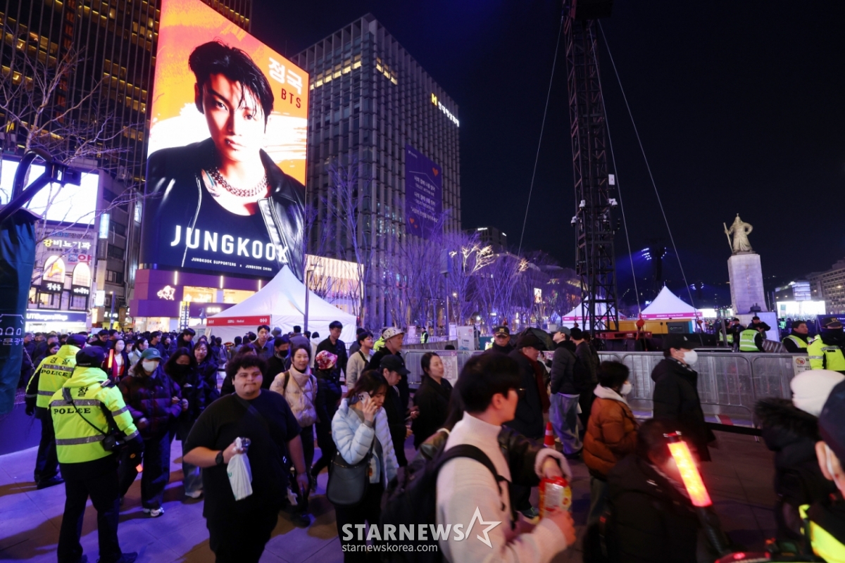 防弹少年团(BTS)回归演出当天的21日,粉丝们和市民们正在经过设在首尔钟路区光化门广场的演出场附近。 =金辉善hwijpg@