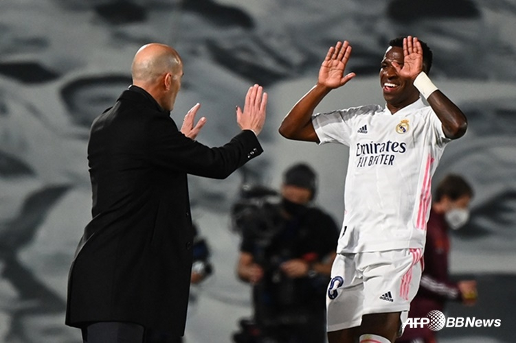 齐达内（左）维尼修斯·儒尼奥尔。 =法新社BBNews=新闻1。