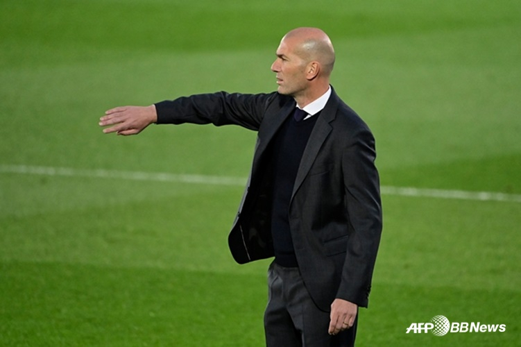 这是齐达内担任皇家马德里队主教练时的情景。 =法新社BBNews=新闻1。