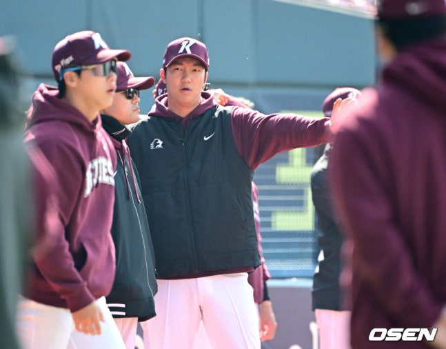 23日在蚕室球场准备训练的安佑镇（中）。