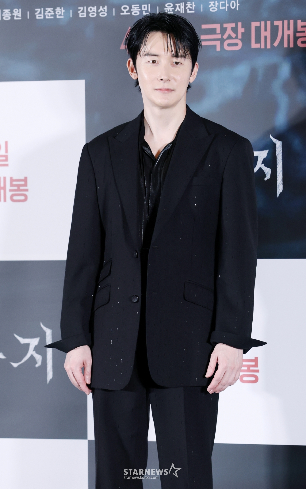 Ngày 24/4, diễn viên Kim Joon Han đang tạo dáng tại buổi ra mắt báo chí và họp báo cho bộ phim điện ảnh Salmokji (đạo diễn Lee Sang Min) diễn ra tại CGV IPark Mall, Yongsan-gu, Seoul. /2026.03.24 /Ảnh = Kim Hwi Sun hwijpg@