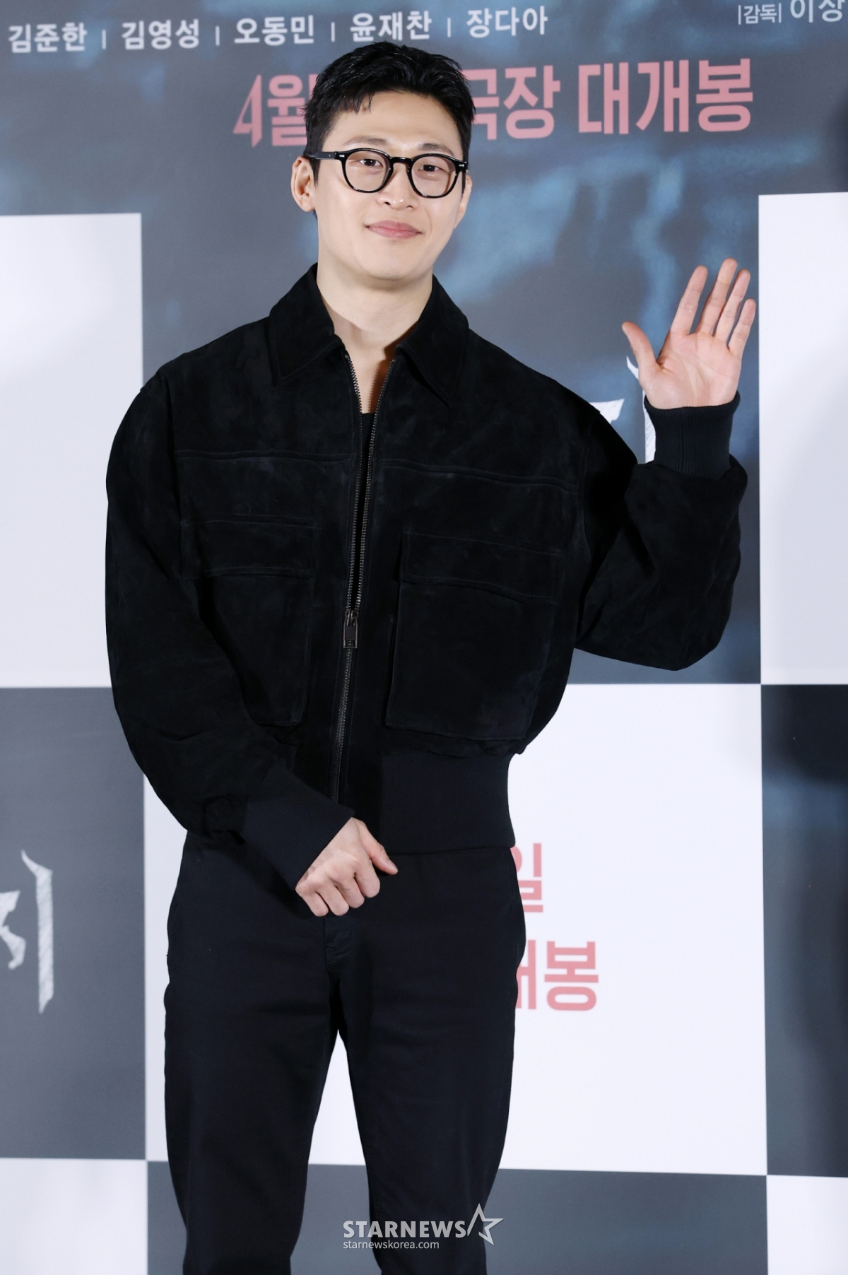 Ngày 24/4, diễn viên Oh Dong Min đang tạo dáng tại buổi ra mắt báo chí và họp báo cho bộ phim điện ảnh Salmokji (đạo diễn Lee Sang Min) diễn ra tại CGV IPark Mall, Yongsan-gu, Seoul. /2026.03.24 /Ảnh = Kim Hwi Sun hwijpg@