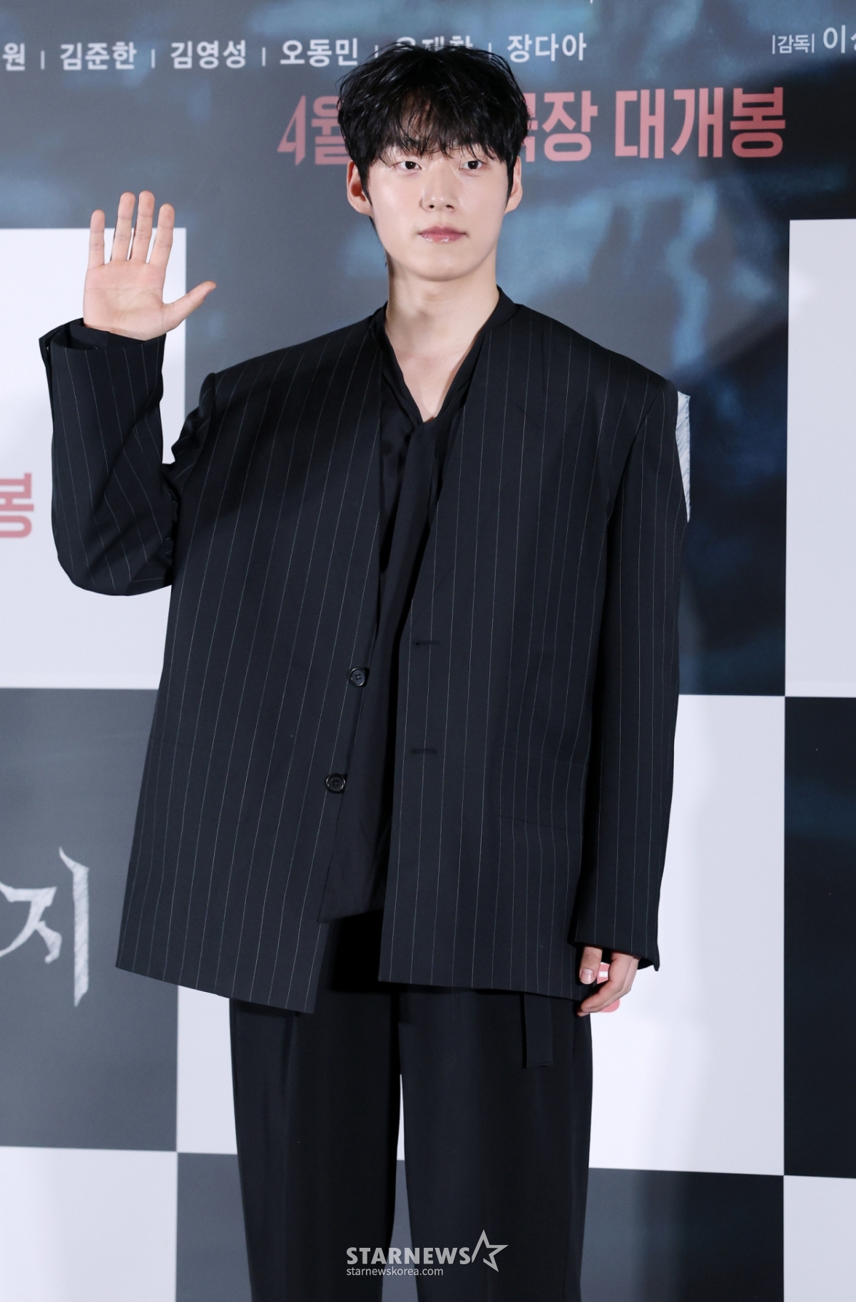 Ngày 24/4, diễn viên Yoon Jae Chan đang tạo dáng tại buổi ra mắt báo chí và họp báo cho bộ phim điện ảnh Salmokji (đạo diễn Lee Sang Min) diễn ra tại CGV IPark Mall, Yongsan-gu, Seoul. /2026.03.24 /Ảnh = Kim Hwi Sun hwijpg@