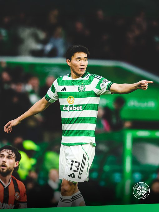 Ян Хён Джун машет руками своим коллегам в 22-м раунде шотландской премьер-лиги сезона 2025-2026 годов, который прошел в Селтик-парке в Глазго, Шотландия, 11-го числа (по корейскому времени). /Фото =Официальная группа SNS в Celtic