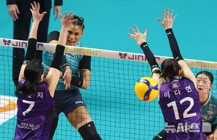 スパイクするシルバ。 /写真=ニューシス