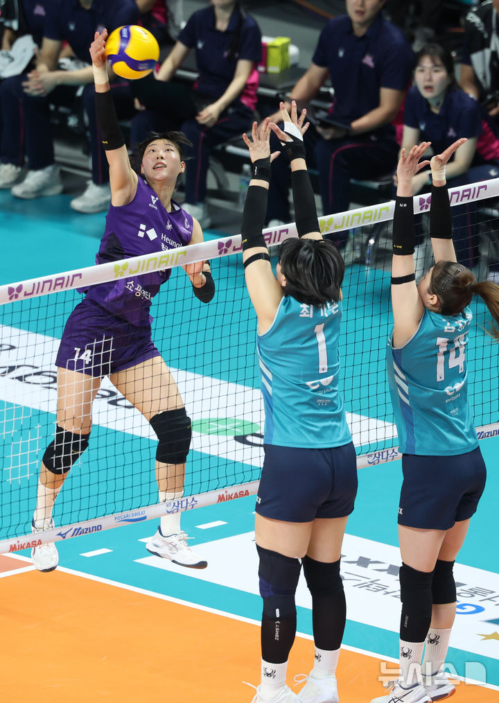 鄭允周（チョン·ユンジュ、左）が攻撃を試みている。 /写真=ニューシス