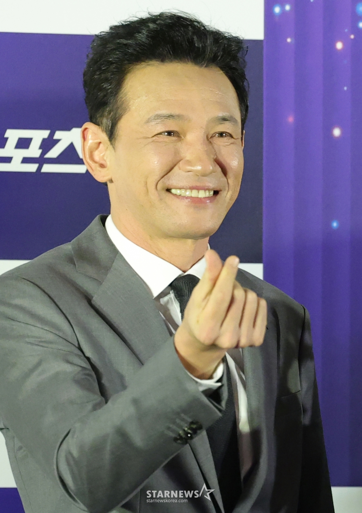 (Сеул = Новости 1) Репортер Квон Хён Джин = Актер Хван Чон Мин позирует на мероприятии ручной печати победителей 45-й премии Blue Dragon Film Awards, которое состоялось утром 29-го числа в CGV Yeoido, Ёндынпо-гу, Сеул. 2025.10.2019 / Новости 1 Copyright © Новости 1. Все права защищены. Несанкционированное распространение и распространение материалов и запрещение использования ИИ-обучения. /Фото= (Сеул=Новости 1) Репортер Квон Хён Джин